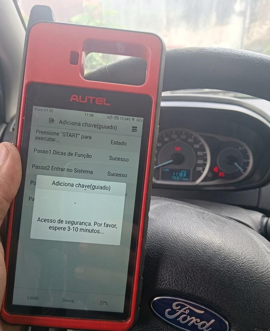 Chave automotiva codificada e equipamento de programação sobre bancada profissional